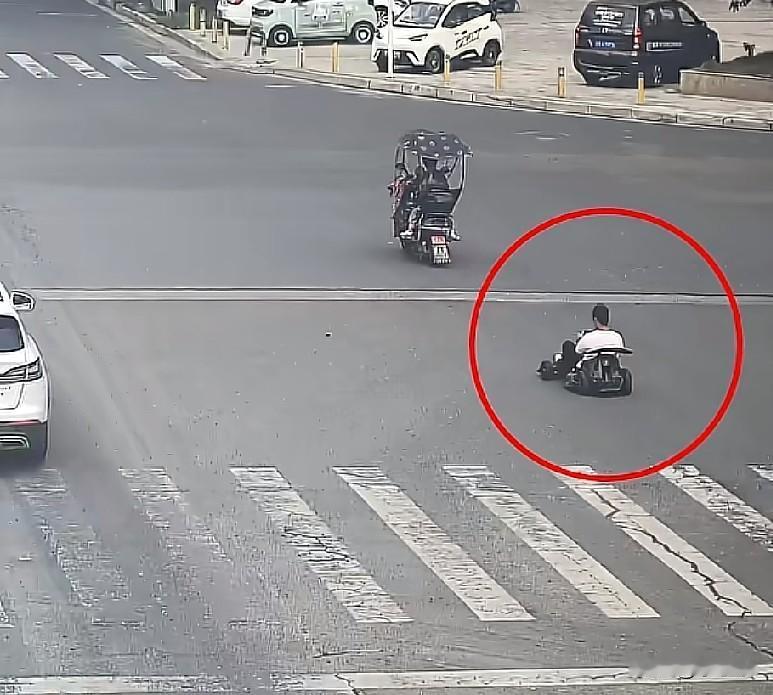 近日，四川绵阳，一男子开着“卡丁”车上路行驶，交警将其拦下，男子不明白，交警说: