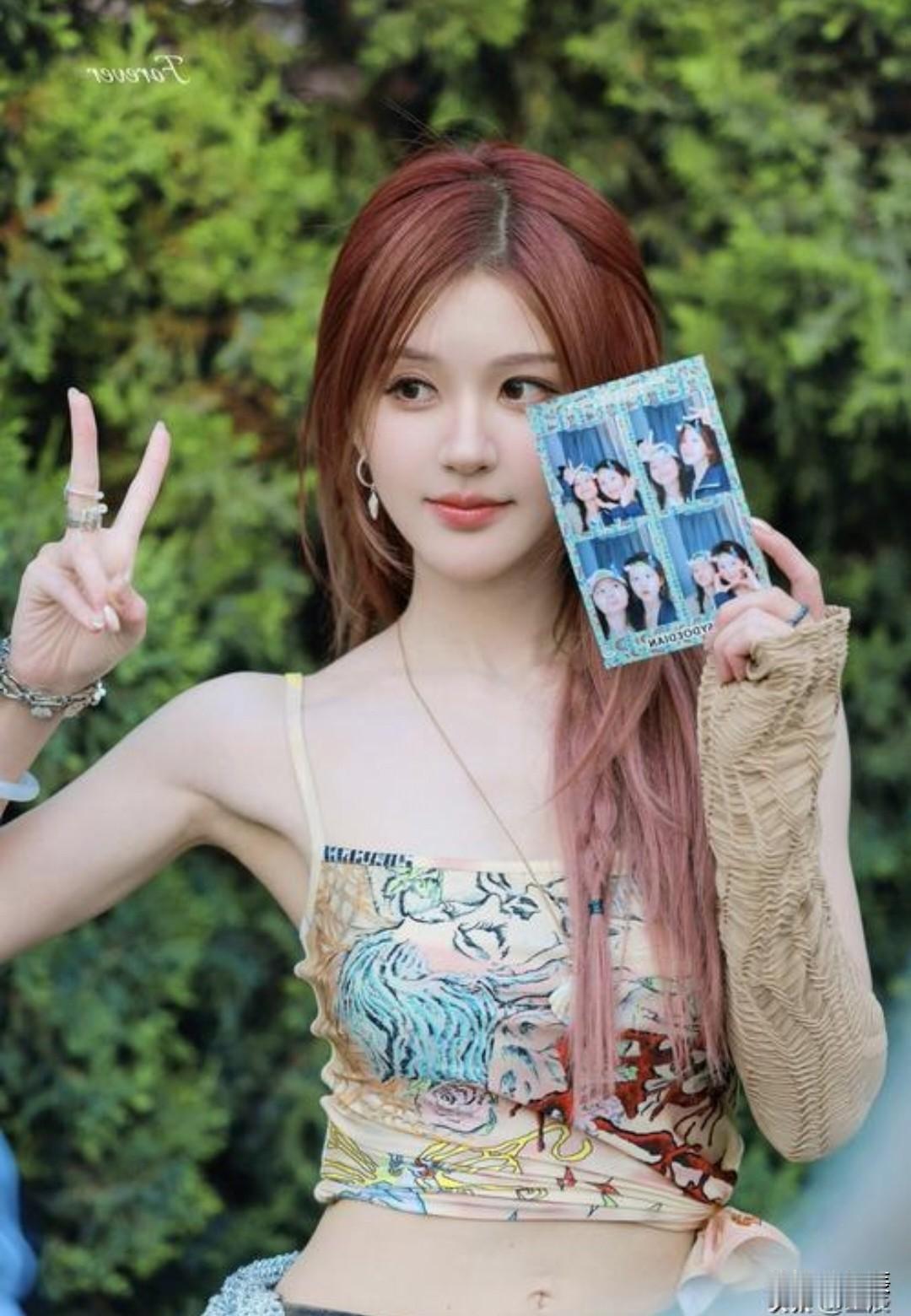 赵露思真是把元气少女感狠狠拿捏了！26岁的她和闺蜜的美好时光超让人羡慕。
她和闺