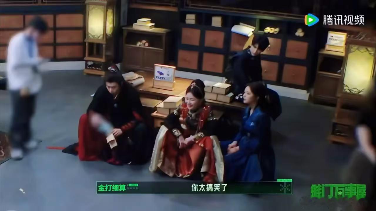 金靖和周柯宇调戏丁程鑫这事儿，我能看十遍。小丁乖坐那，手比OK，眼神在说"你俩适