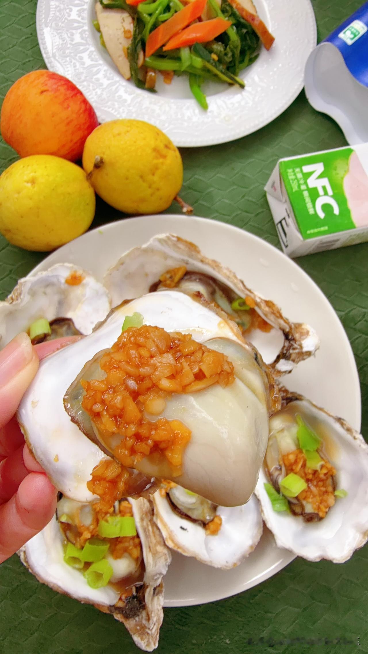 吃生蚝补锌，生蚝锌的含量是牛肉的几十倍，一周建议吃至少一次，冷水上锅开火出气后2