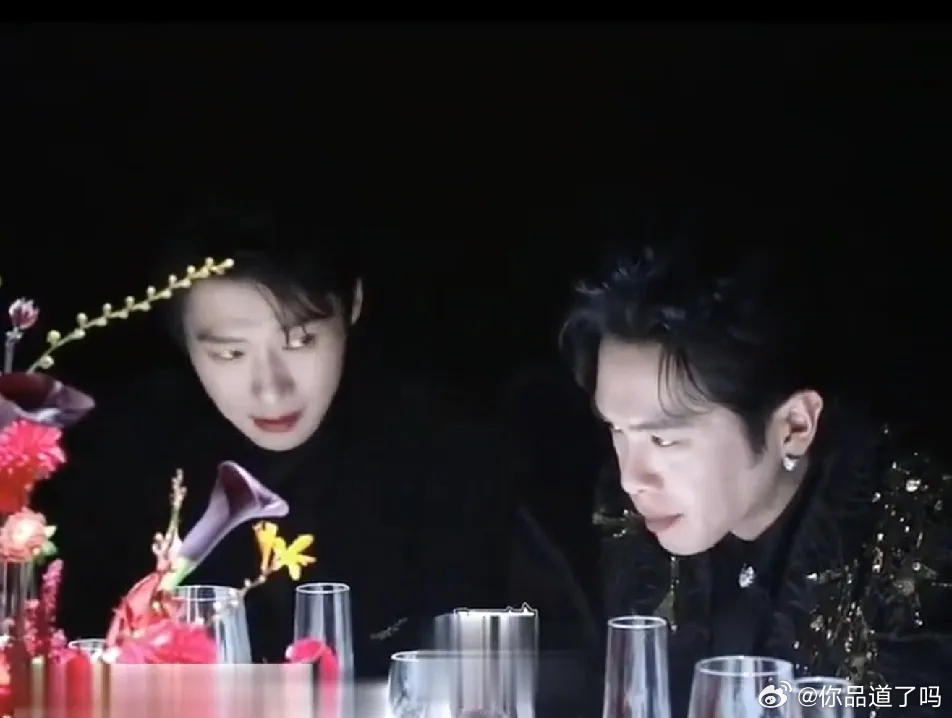 张若昀是帅的，但和魏大勋坐在一起时，他的脸看起来好大！！！！！！！！！ 