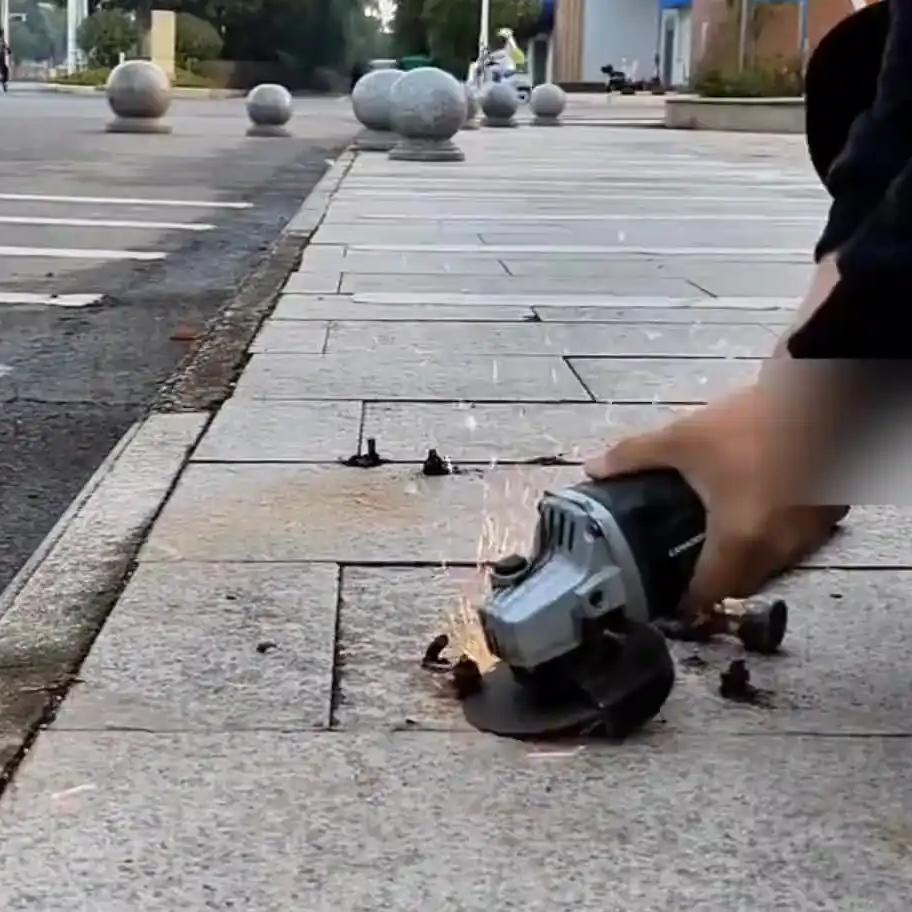 这是一个令人感动的故事，展现了个人的坚韧与善良。江西赣州一名男子坚持了四年时间，