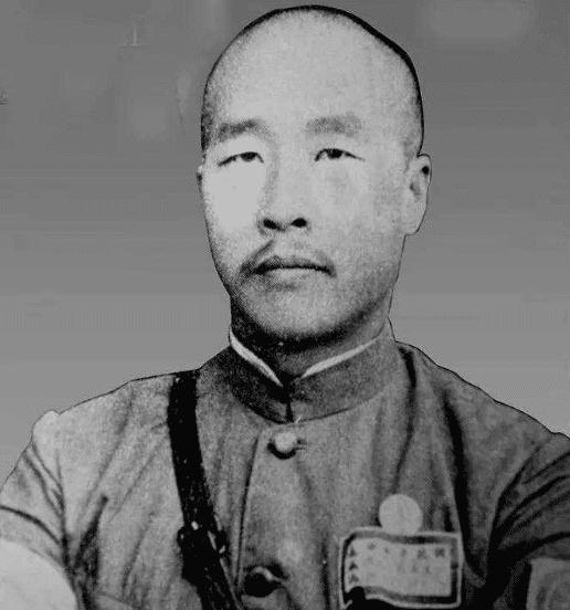 1938年1月24日晚上7点，武昌一座小楼里，两个特务架着一个人往楼下走。走到楼