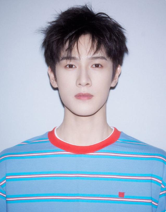李昀锐连续三天官宣了三个代言
近一年官宣代言数量仅次于丁禹兮的男艺，近一年的就火