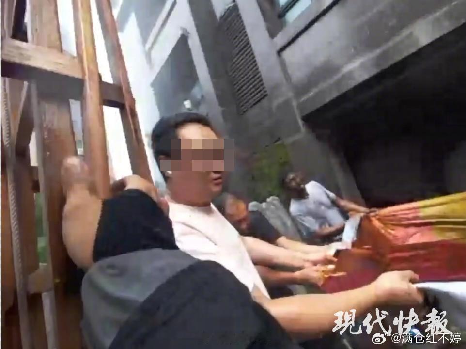 连云港消防回应火灾母女坠楼连云港相关部门回应了媒体，从报警到坠楼只相隔10分钟。