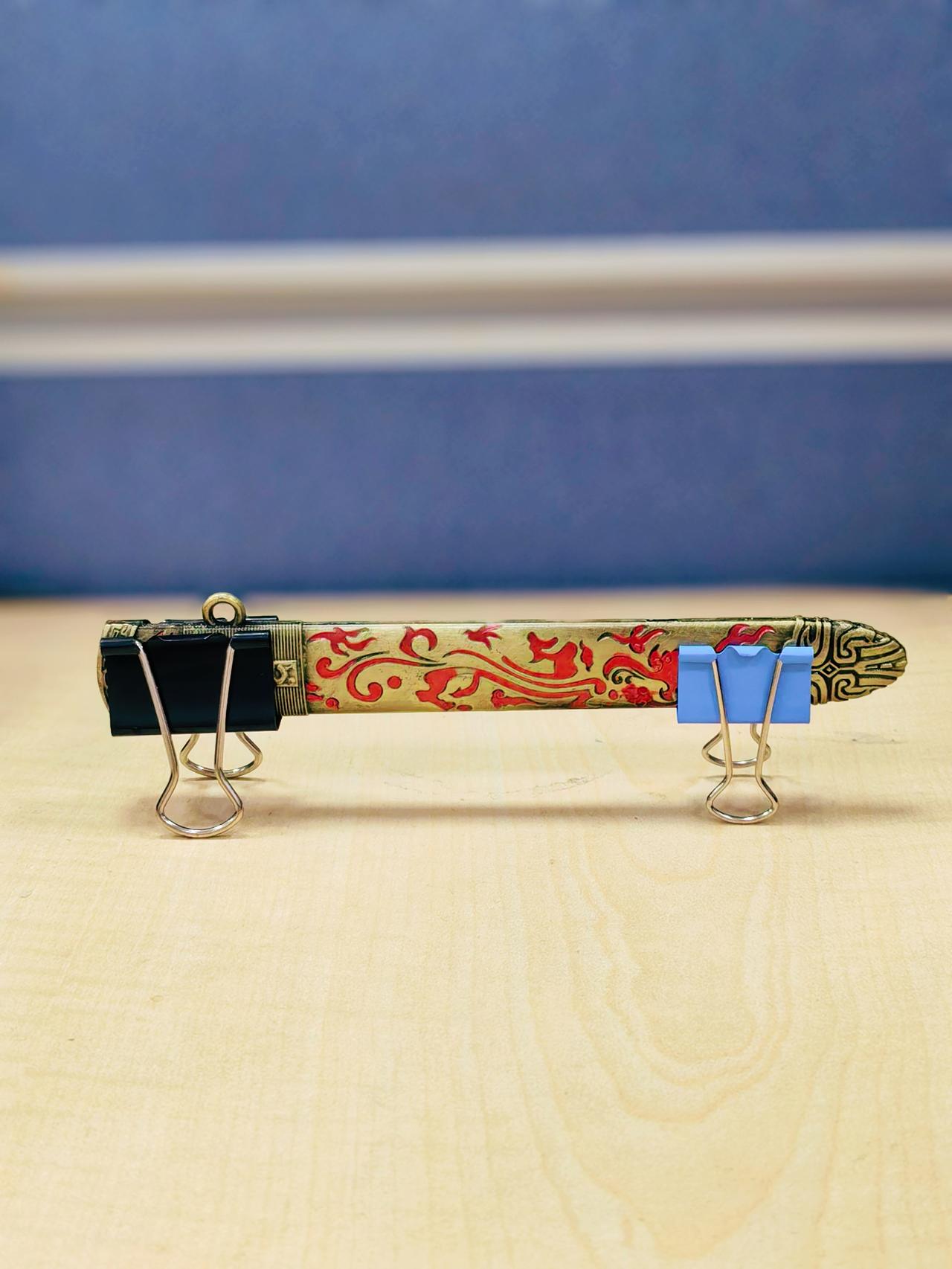 比悲伤更悲伤的
是空欢喜～

琪同学刚出鞘的剑，
就被未知物吹落在地。

剑毫发