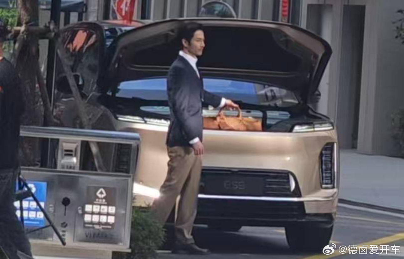 从设计与工程的优先级来看，蔚来ES9确实是将美学设计置于更高位置。旗舰定位的ES