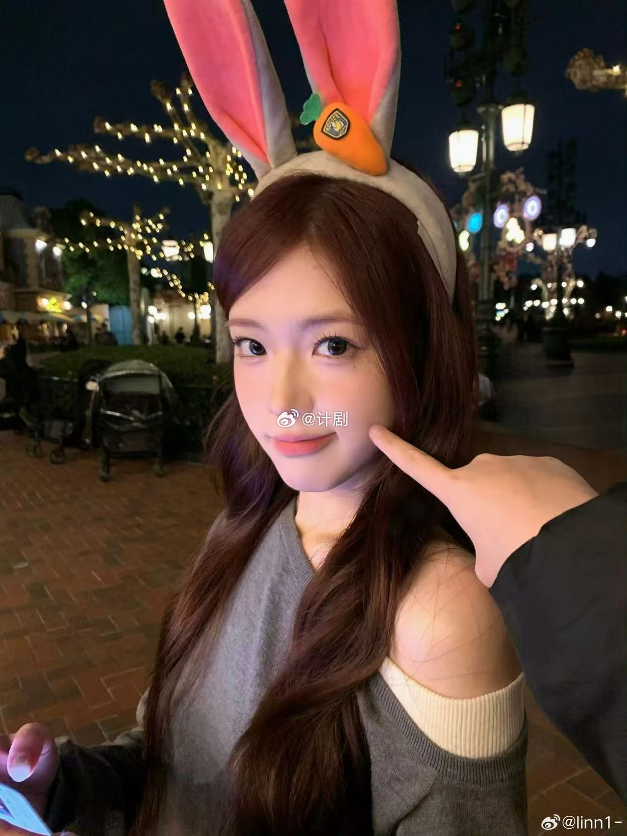 朱朱模仿桃黑黑 看到朱朱学姐模仿桃黑黑那段笑到不行，为怦然冬季嘉宾应援太拼了，就