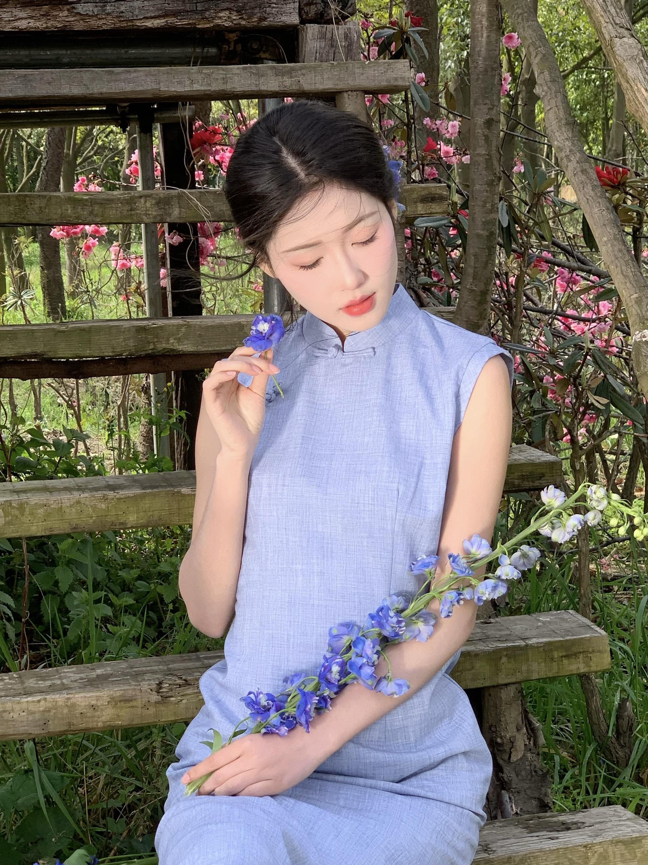 落花有意随流水,流水无心恋落花。
