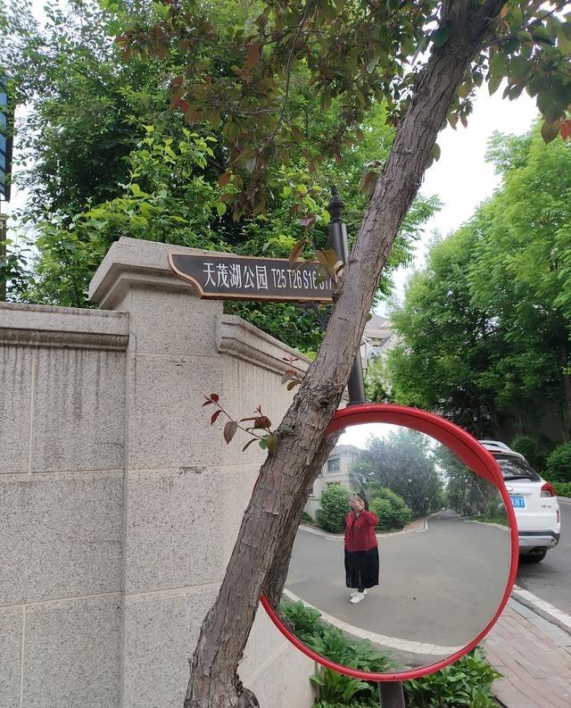 一个人出去玩，最容易出现一种挺尴尬的情况：回来以后翻相册，雪山拍了，老街拍了，海