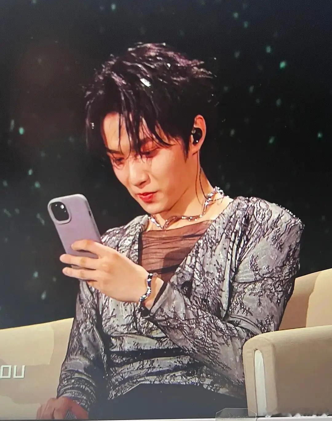 刘耀文现在长这样了吗？看了之后再也不需要有法令纹和身材焦虑了 ​​​