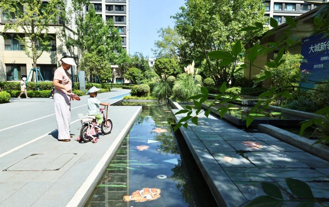 【百日行动！焕新换舒心~】走进招商城市主场盛会小区，澄澈灵动的景观水系成为园区亮