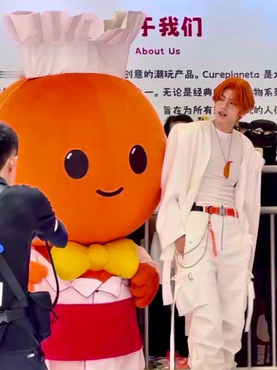 淘宝闪购卡琳娜CJ真饭撒实名羡慕可以和卡琳娜1v1互动的淘小宝（攥紧拳头）不过看
