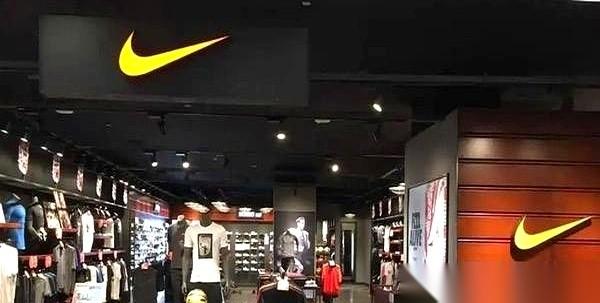 耐克在中国，好像真不灵了。
县城商场里，专柜比奶茶店都多。灯光打得雪亮，一排排白