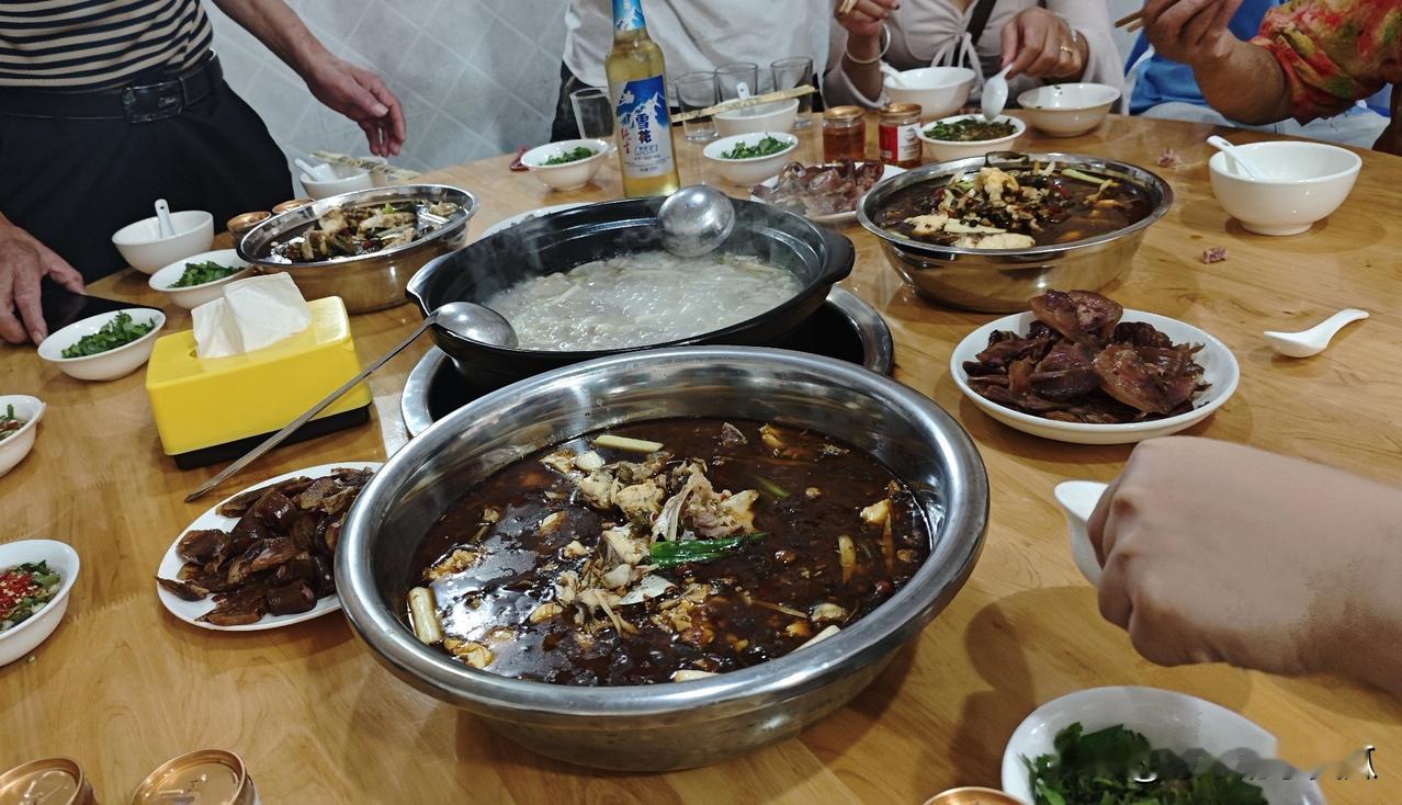 羊肉汤，酸菜鱼，再切两盘卤菜
像老家这种小镇餐馆
随便点基本上都不会太差
明档亮