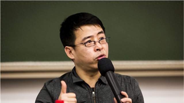 原央视主持人阿丘被通报！冒用名义办收费活动