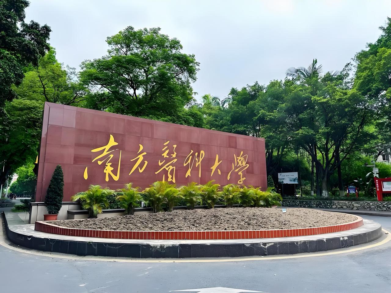 有人说是命好。只能说遇到了一位好医生、负责任的医生，真正的医者仁心，挽救了一条生