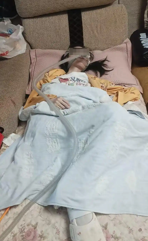 【#罕见病女孩发病昏迷呼吸机客服指导脱险#】 “孩子怎么叫都叫不醒……”近日，江