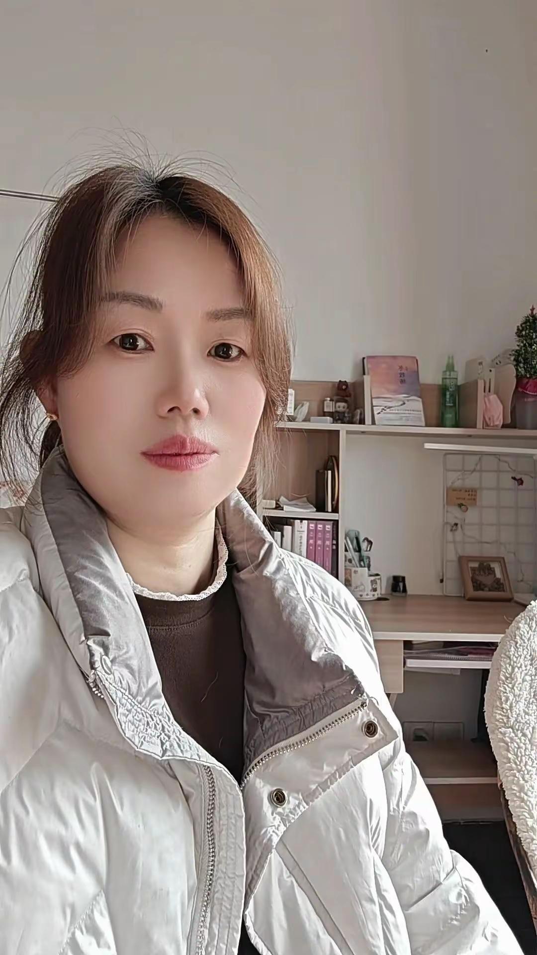 往事不堪回首，坎坷不平是生活，淡淡人生静静过，所有的节日和我无关，余生学会爱自己