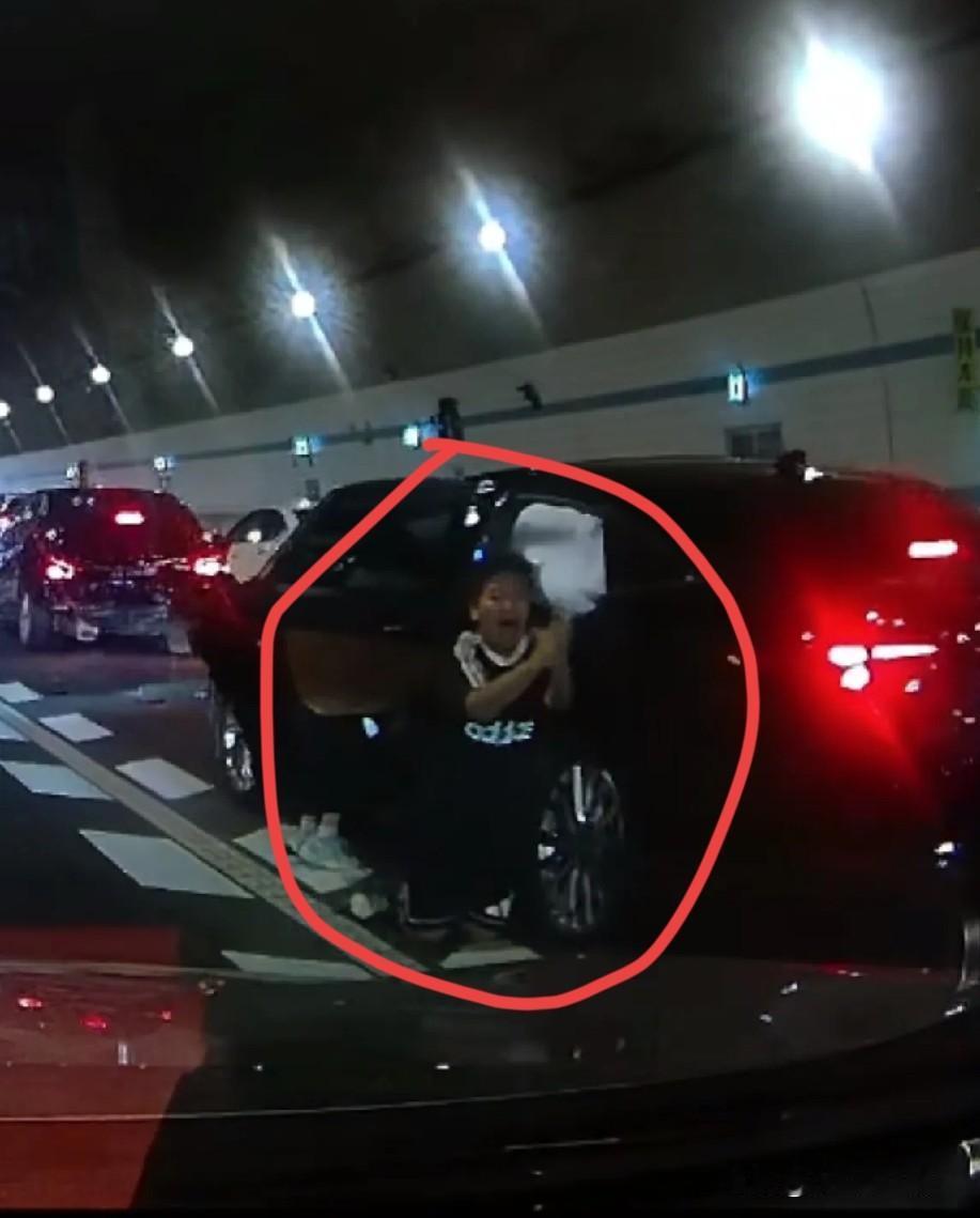 10岁男孩隧道跪地拦车救母！
没想到平时调皮捣蛋遇到事情那么勇敢，小男孩痛哭跪地