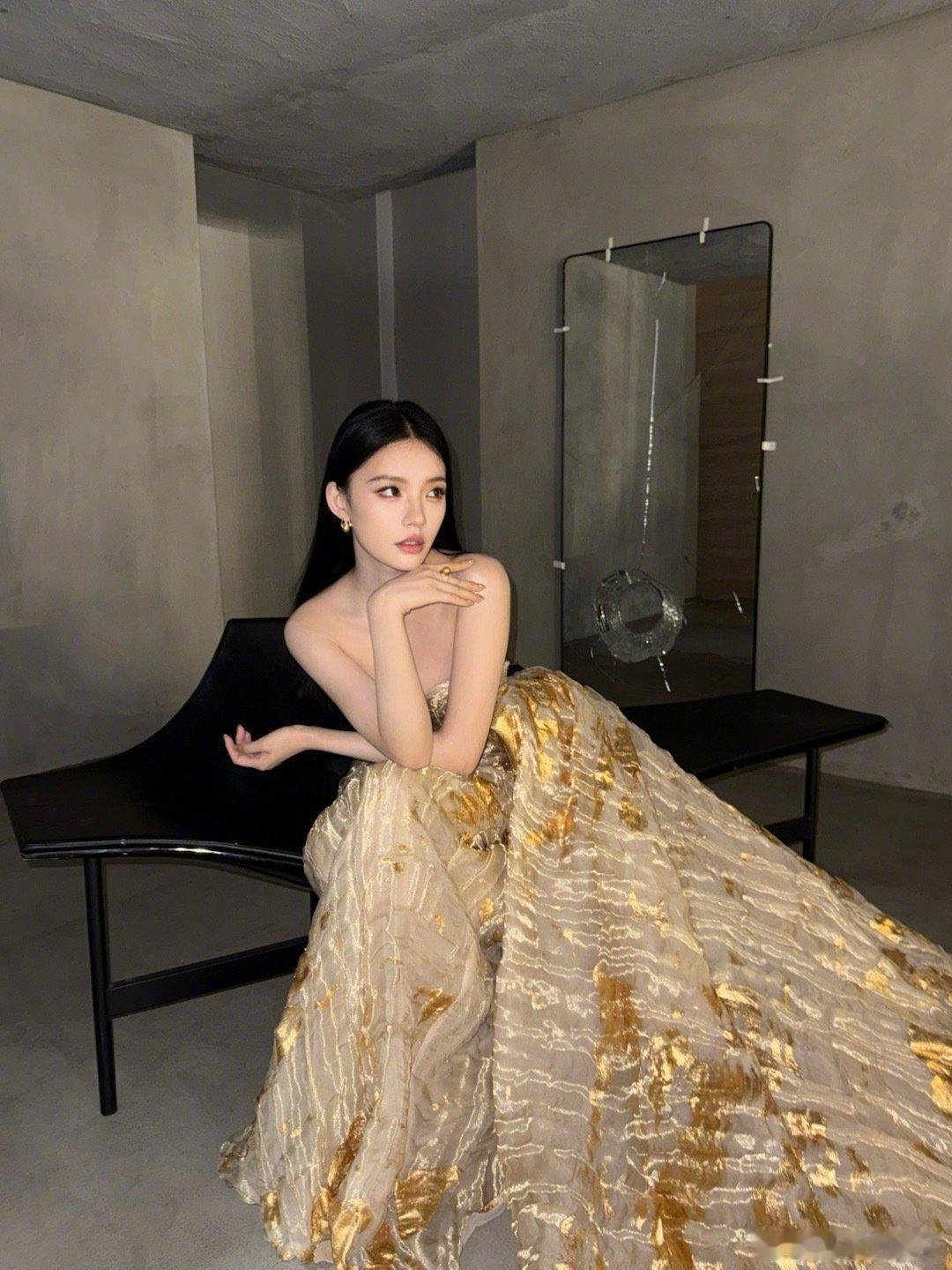 林允黑发公主切 嘿呀，林允这组鎏金长裙大片太惊艳。黑发公主切利落又优雅，刚柔并济
