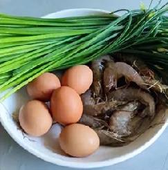 夏日鲜蔬韭菜苔，
脆嫩鲜香超下饭
 
夏季菜场难得的鲜货韭菜苔，是韭菜抽出的嫩花