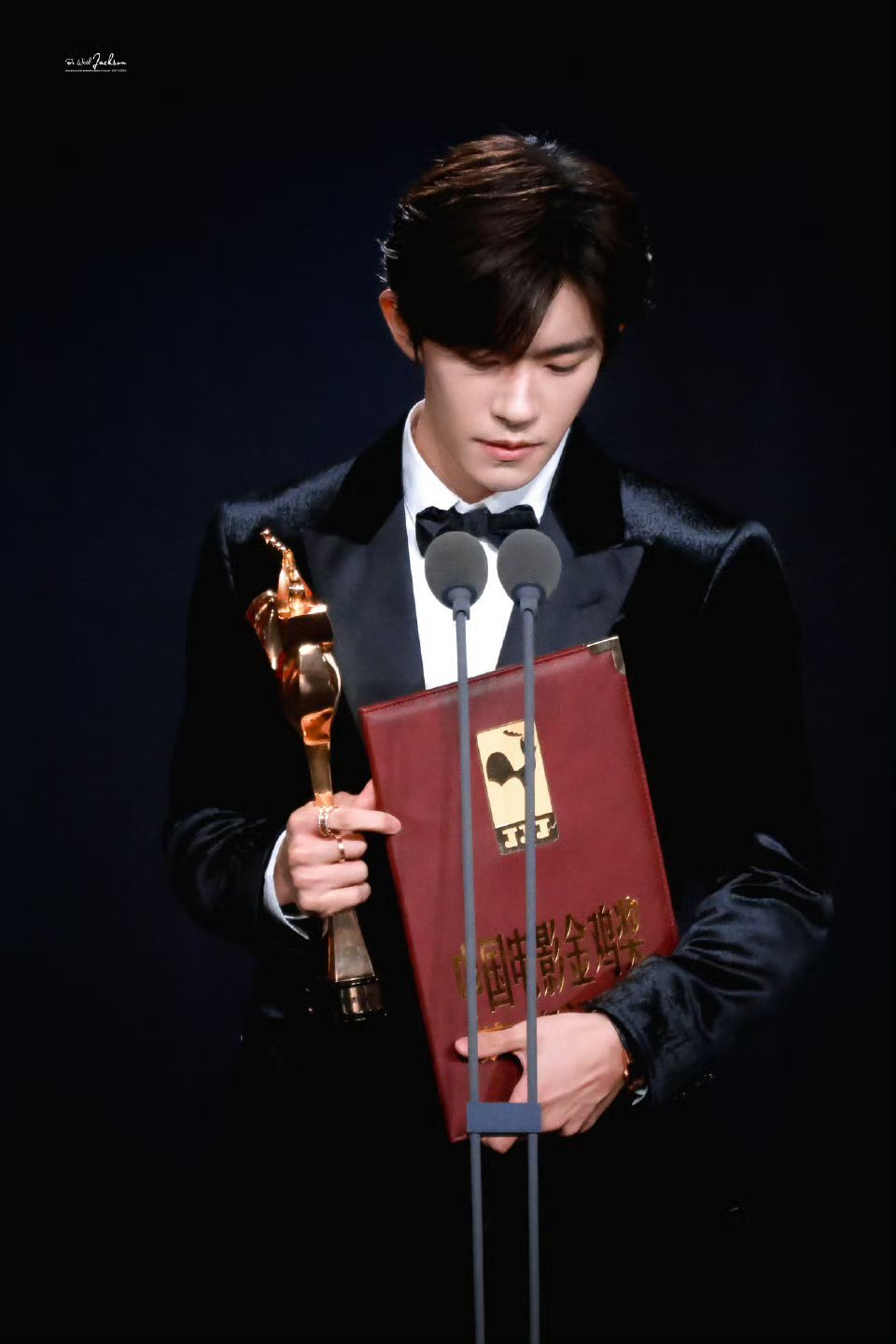 恭喜易烊千玺，首位00后金鸡影帝，易烊千玺金鸡奖最年轻影帝 