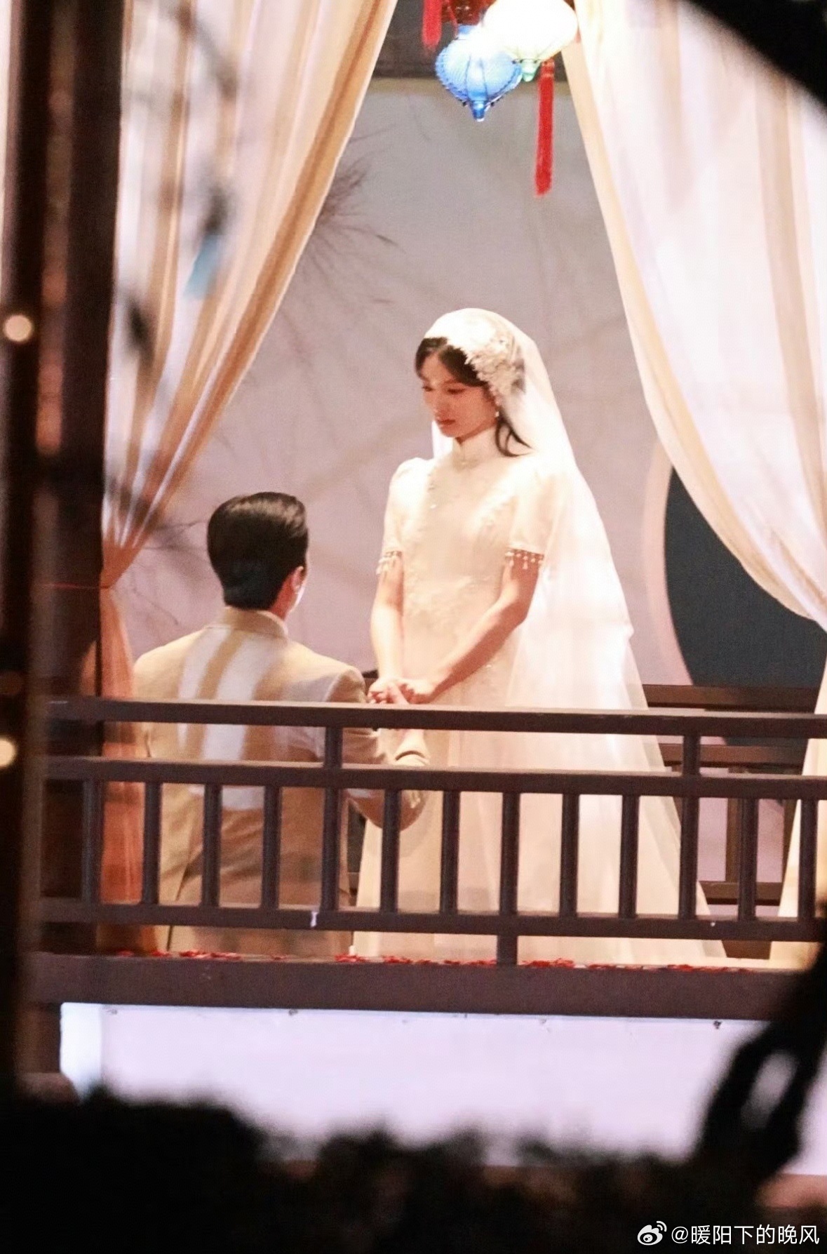 丞磊徐若晗搂腰贴脸那一下 谁看了不尖叫啊🥵！搂腰、贴脸、鼻尖相蹭，每一个动作都