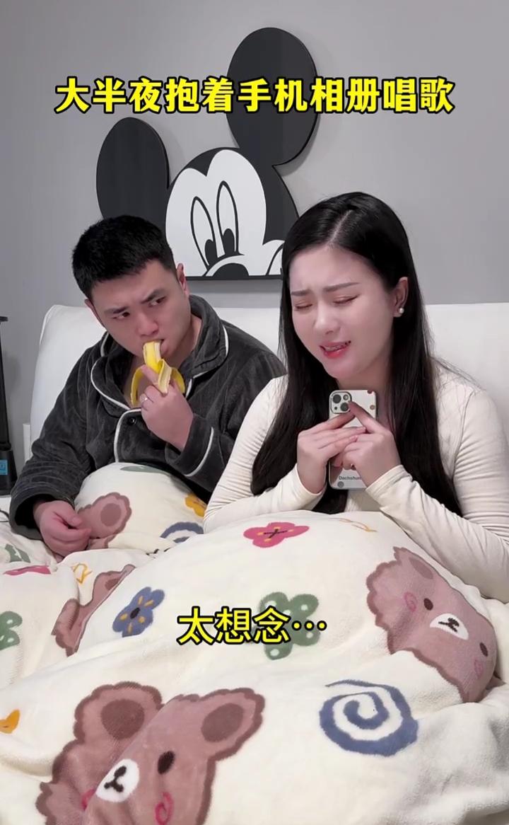 大半夜抱着手机相册唱歌。
在梦里吻的脸，却来不到我身边。我对你太想念，太想念..
