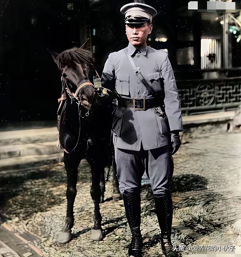 这是一张民国时期的老照片

一位民国军官牵着一匹棕色骏马一身军装显得特别的英气，