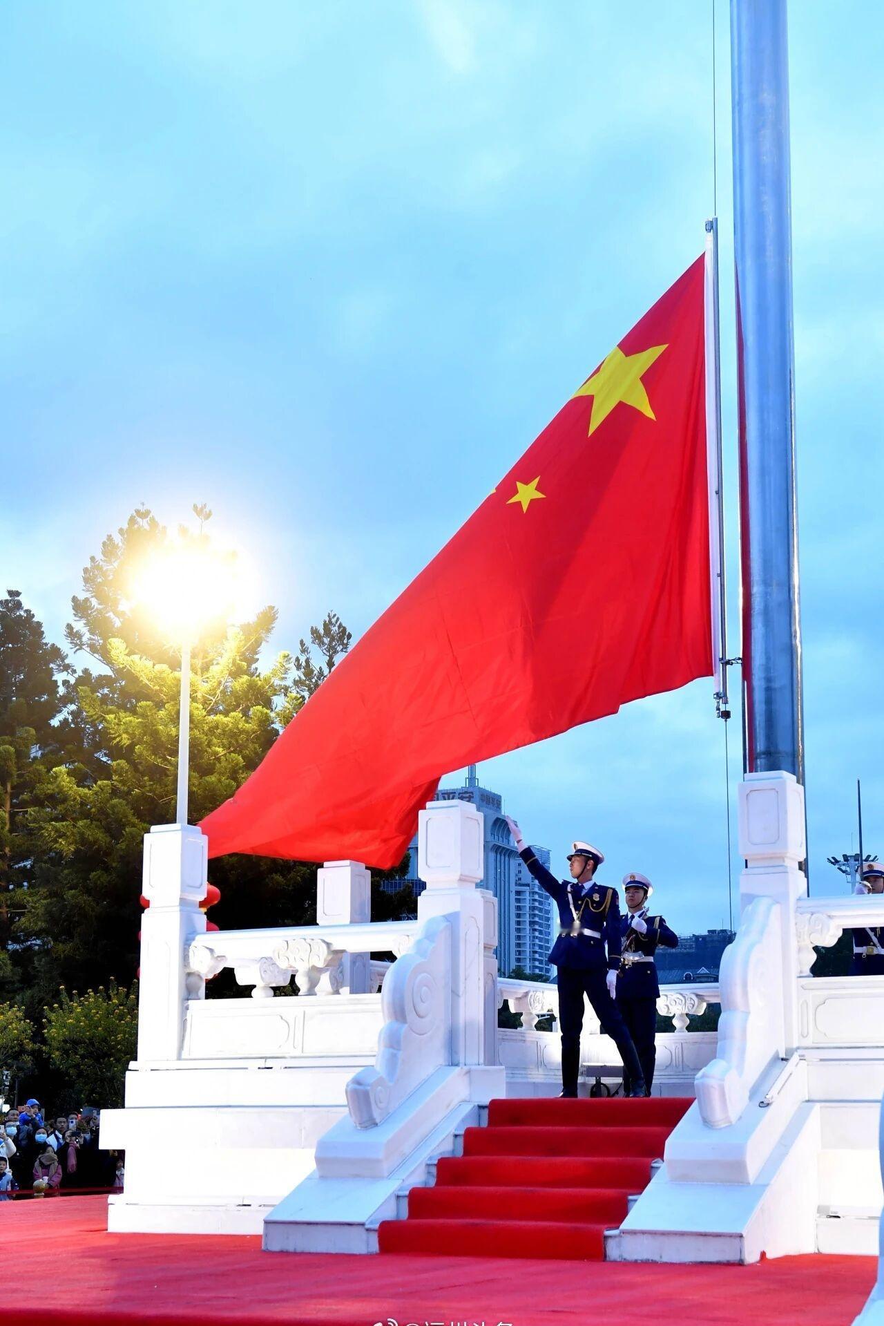 伴随着2026年的第一缕晨光，雄壮的国歌声响彻五一广场，鲜艳的五星红旗升起来了！