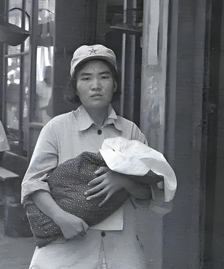 1937年5月，西宁城墙上挂着一颗头颅，风沙不断吹过，头颅在城墙上轻轻晃动。这个