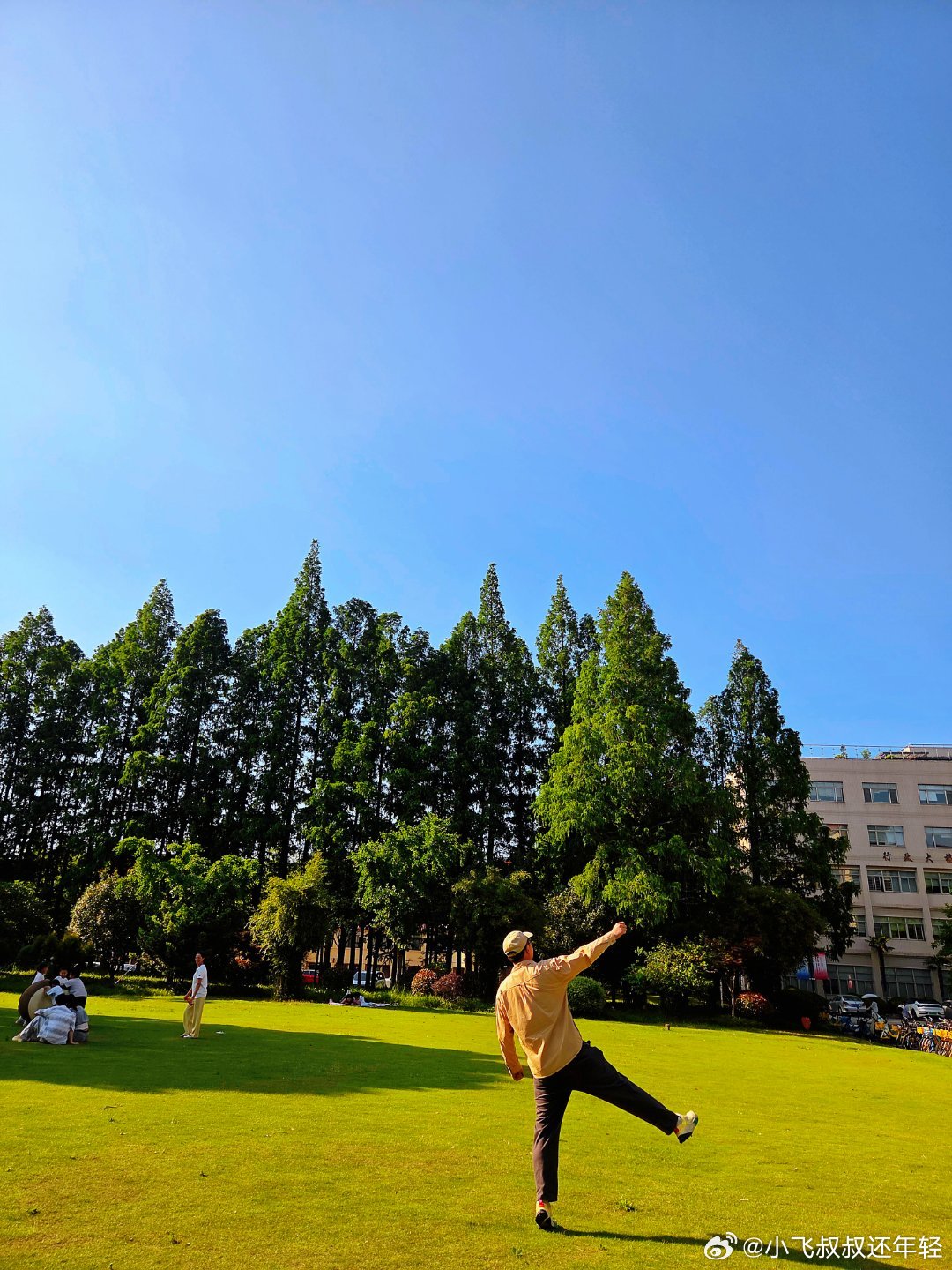 来学校和学弟一家约饭，给我的干儿子买了玩具（学弟的还在牙牙学语的儿子，今天真的学