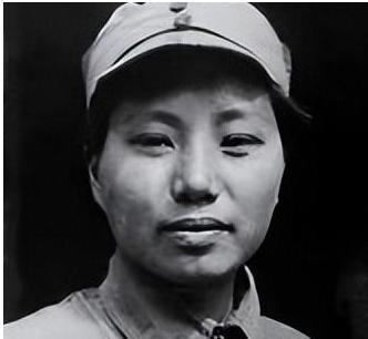 1937年，15岁女红军被敌人抓住，正要被砍头时，一名敌军官走过来，摸摸她的脸：