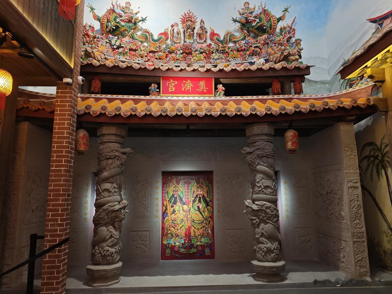 走进漳州市博物馆“漳台一家”展馆，近九百件文物静静诉说着两岸割舍不断的深厚情缘，