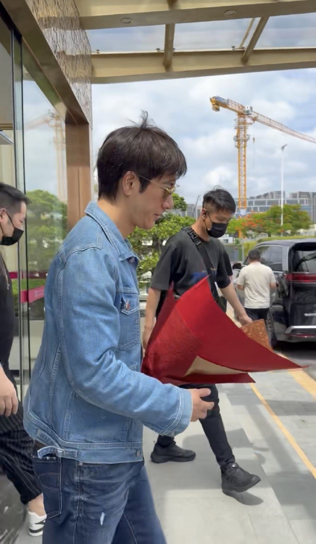 王力宏亮相腾势N9闪充版发布会已经看到路透拍到的力宏，看来真要去腾势N9发布会现