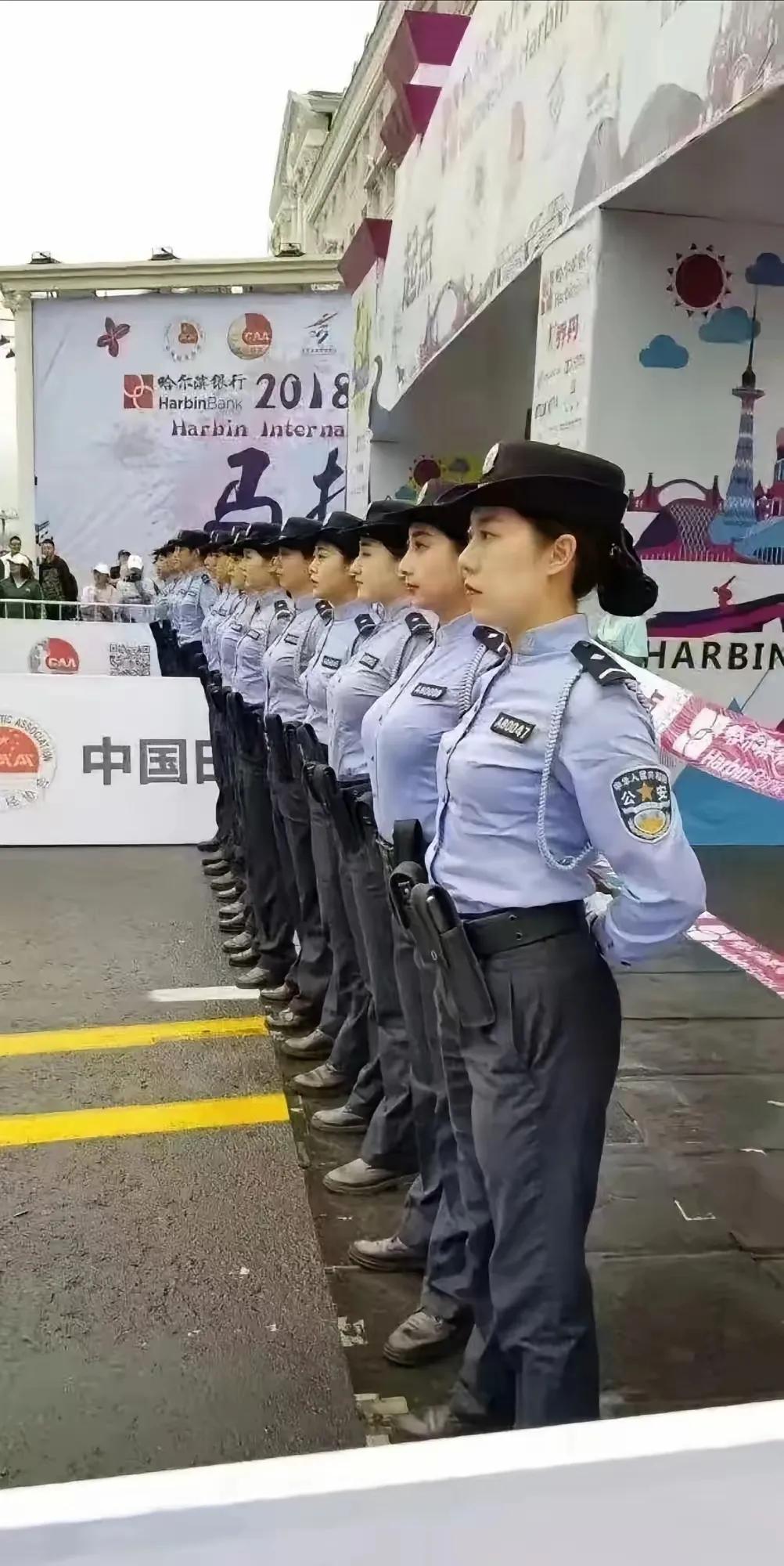 她们每个人，估计都是警队挑出来的精英，身姿挺拔，站队整齐的，不愧是警队里的铿锵玫
