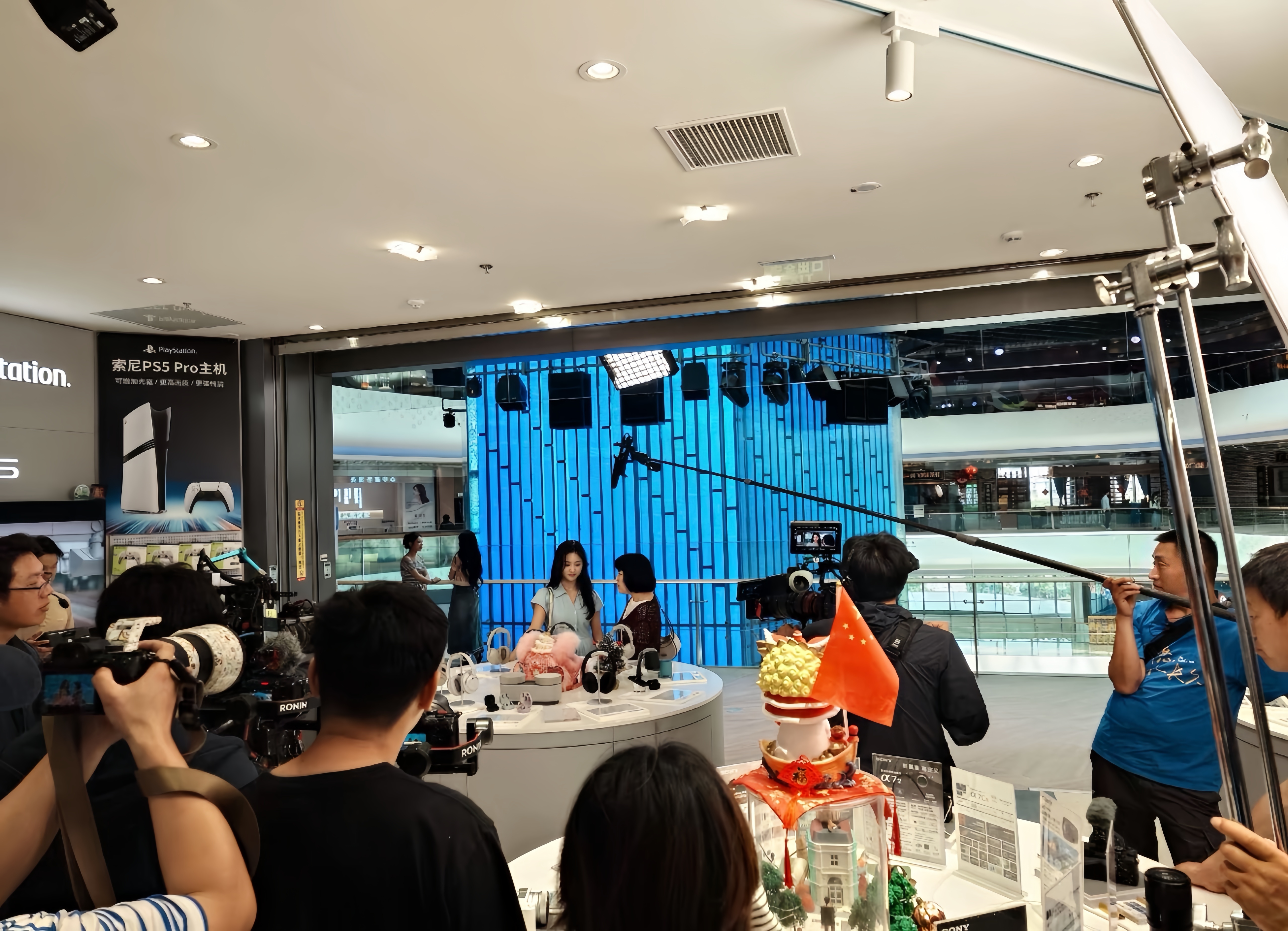 长这样买耳机你都以为新闻女主播在那准备新闻稿呢 