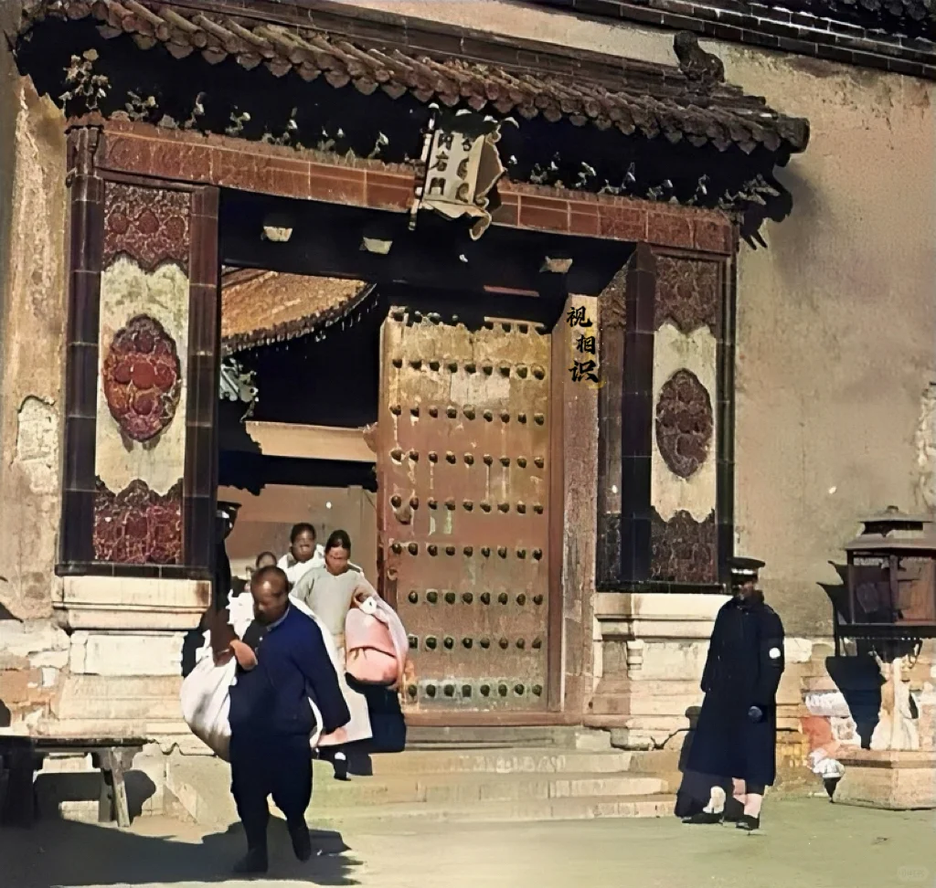 1924年，在冯玉祥部队的监视下，紫禁城最后一批太监和宫女们，从内右门...