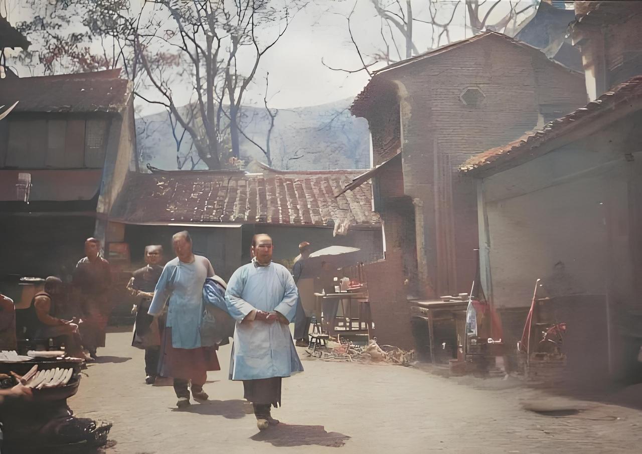 1900年前后的这张老照片，把清末乡下老街的各色人等拍得那叫一个真——穿长衫的、