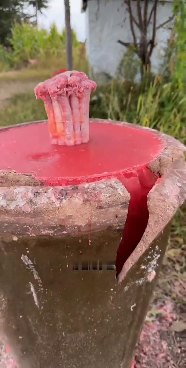 开始砸缸了。
用了3000多根蜡烛，花了2000多块制作了一个全网最大的蜡烛。