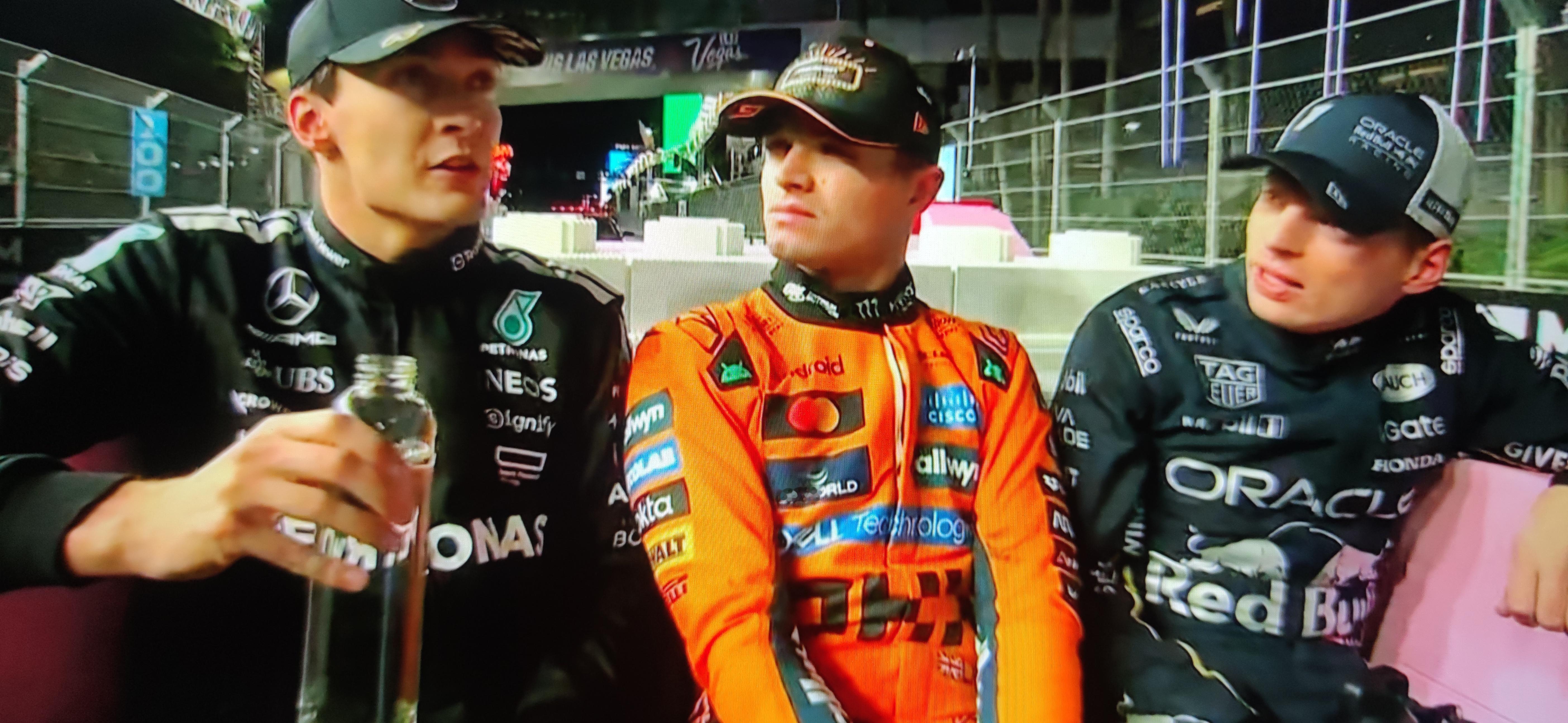 F1拉斯维加斯大奖赛正赛，维斯塔潘强势夺得冠军，第一圈他就超越杆位发车的诺里斯领