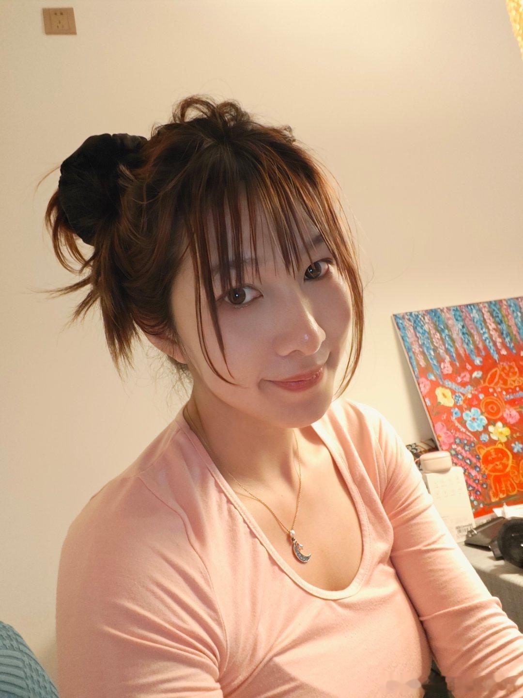 最近真的太忙了！没发漂漂亮亮的照片～发张自拍找找存在感吧，自拍技术真的太差了，谅