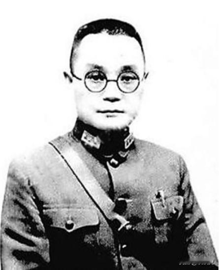 1949年，国民党上将潘文华琢磨着要倒戈，冷不丁发现身边最宠的七姨太竟是特务。为