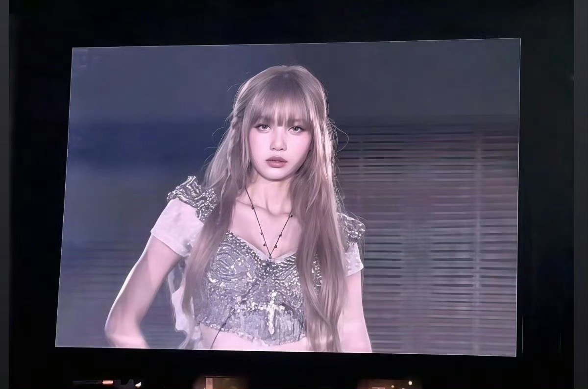 Lisa往上顶那一下Lisa这套造型真的封神了，太美了[憧憬] ​​​
