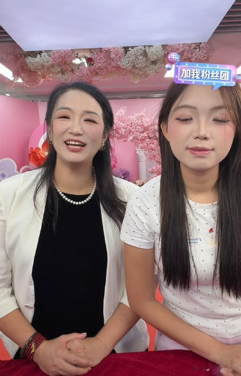 你喜欢他们一家人吗？
刚开播，艺达为许建华和大妹调美颜。同样的一个人，同样的一张