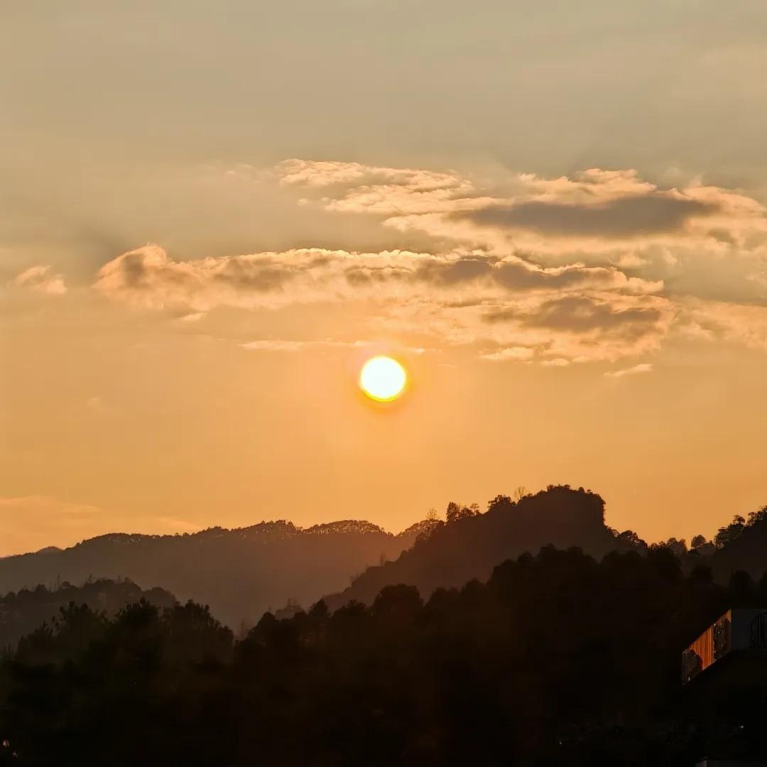 塞鸿秋·夕阳感怀
半壁残日云霞映，
一江夕落澜光盛。
斜阳流水红妆靓，
岁月逐浪