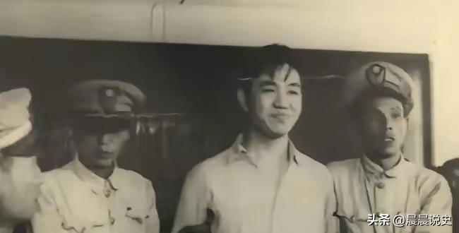 2001年，一位在上海市档案馆查资料的市方志办的女同志突然嚎啕大哭，吓坏了一众工