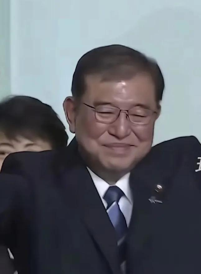 鲁迅说，“破帽遮掩过闹市”，没想到日本新首相就叫石破茂。
估计不会太有成就，因为