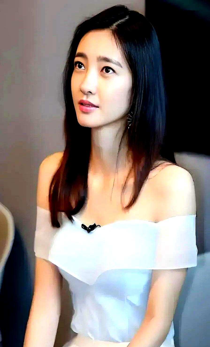 “素颜女神”王丽坤，现在真没啥正经戏拍了。
 

她被前夫那档子事儿缠住了，自己